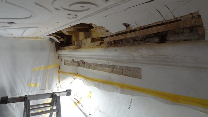 Befall des Echten Hausschwamms an historischem Holz, weißes Myzelgeflecht