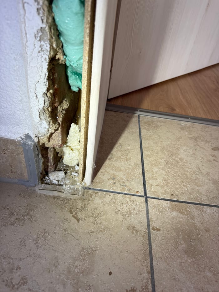 Versteckter Hausschwamm-Befall an einem Türstock in Passau